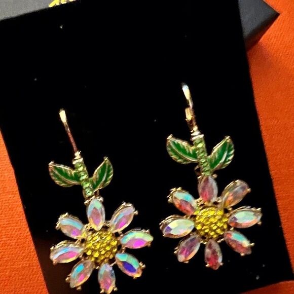 🌼 Betsey Johnson NEW CRYSTAL DROP DANGLE DAISY EARRINGS 🌼 - Picture 4 of 7
